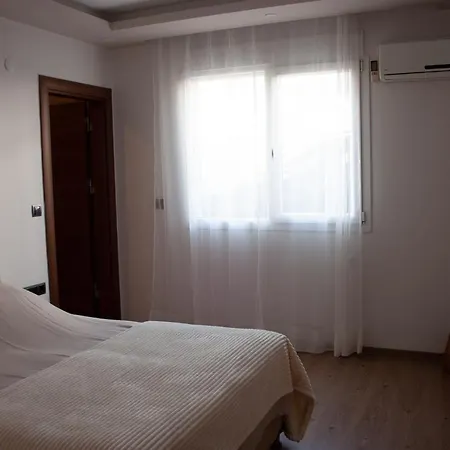 Vilă Gorgeous 5br 5ba With Private Pool